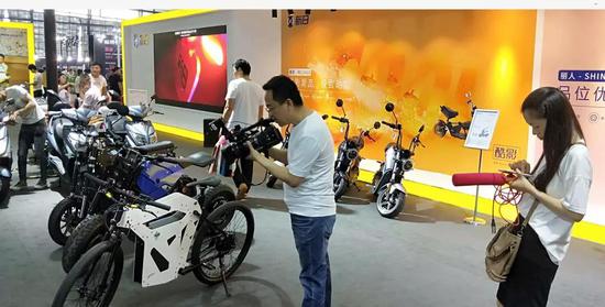 電(dian)視台記者對新日(rì)新品類特感興趣(qù)