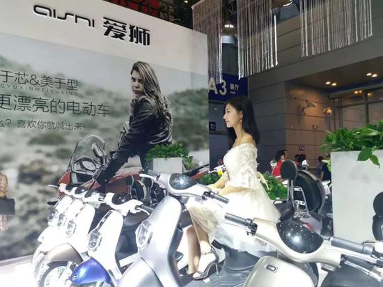 愛(ài)獅的展台、産品布(bu)局、美女模特都養(yang)眼！