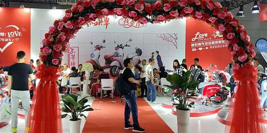 五(wǔ)星黑馬獨辟溪徑(jing)，“我愛你”新品類獲(huò)贊無數